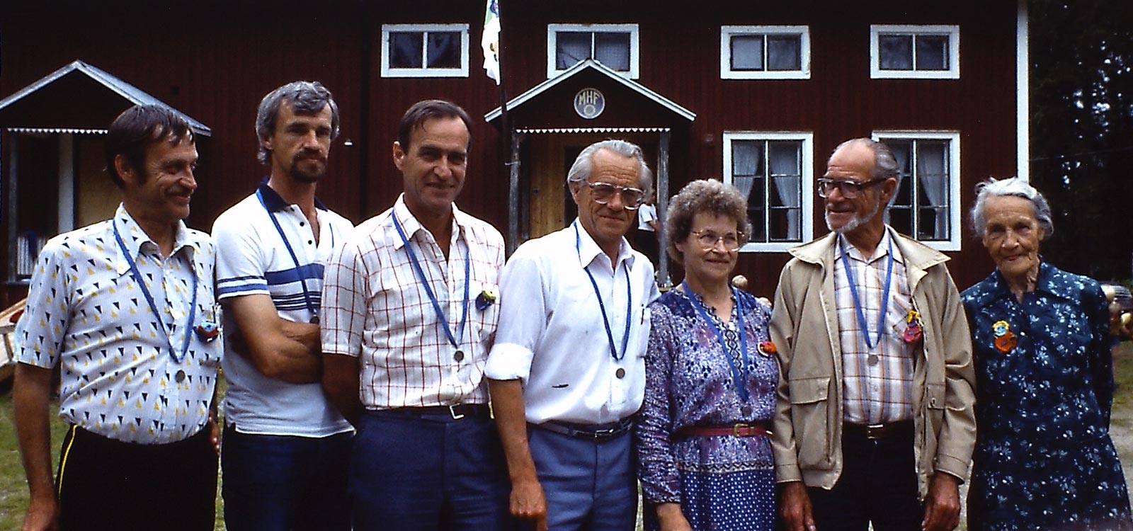 Sex av syskonen tillsammans med mor Karin i Bergsjö 1984, bilderna kommer från Erics dia-samling. Klicka på bilden för att se övriga bilder.